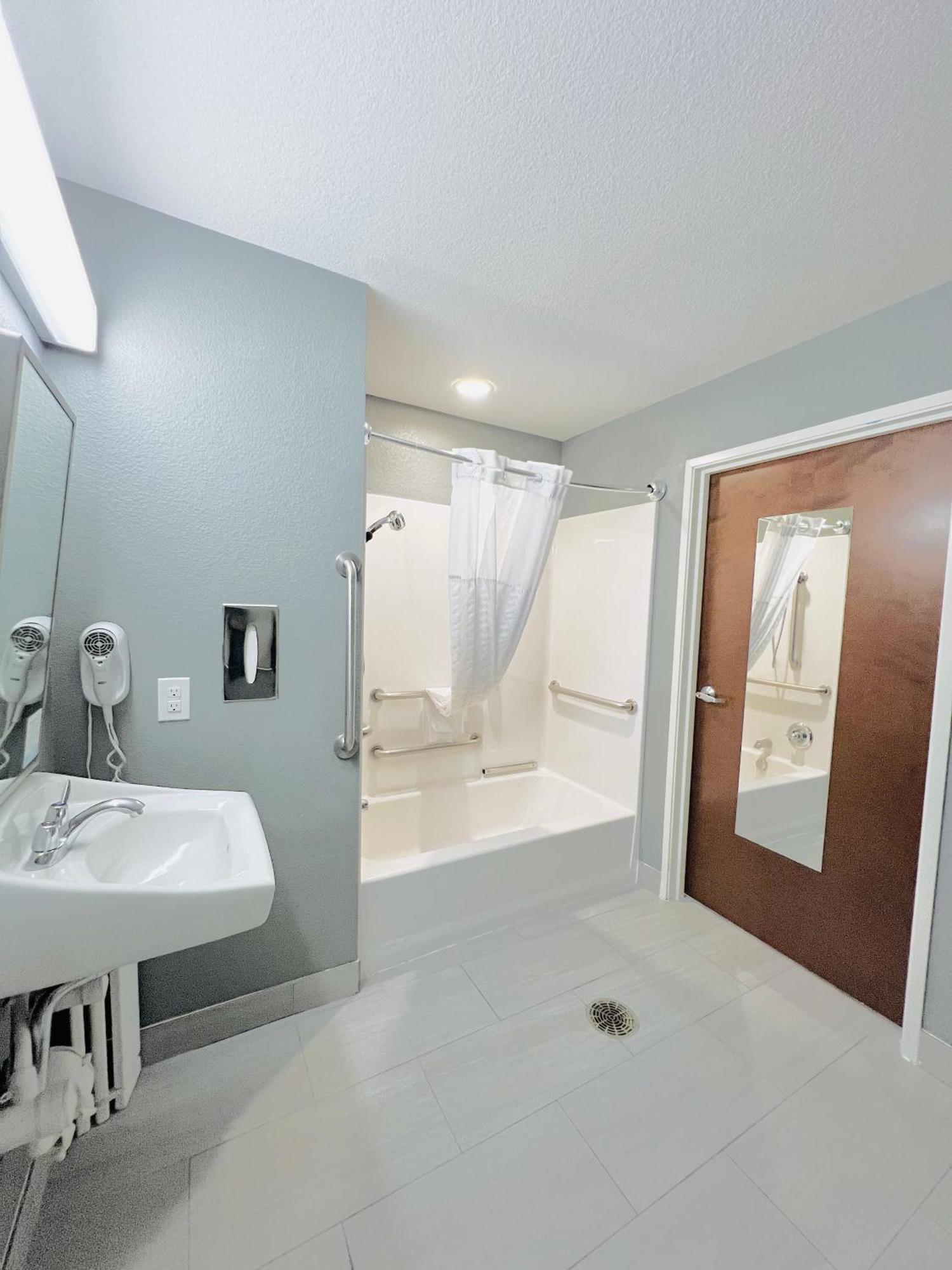 Microtel Inn & Suites By Wyndham Austin Airport Εξωτερικό φωτογραφία